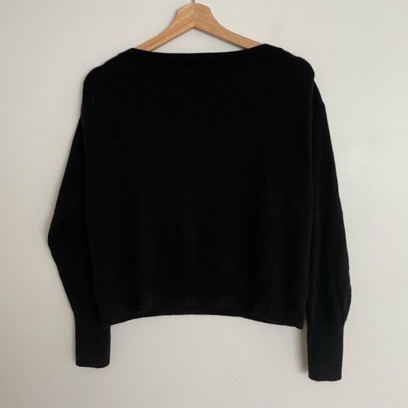 Everlane -The Cashmere V-Neck Sweater in True Black - Picture 8 of 11